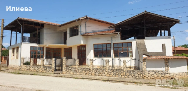 Масивна тухлена къща