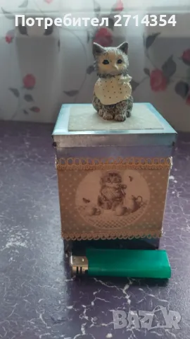 Стара кутия с  фигурка коте 