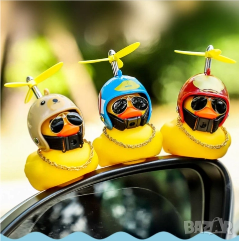 Малко жълто пате декорация за автомобил с каска