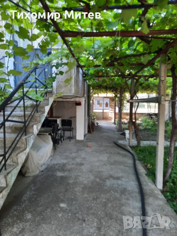 Продавам двуетажна къща с 2 гаража и допълнителни постройки, снимка 15 - Къщи - 51523131