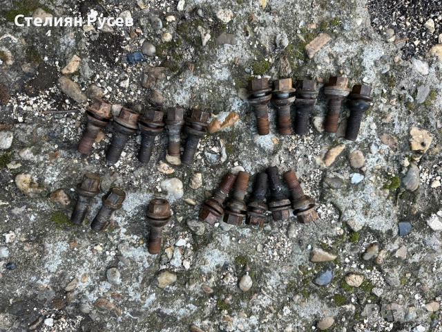 болтове за vw sharan 2003г -цена 20 лв или 10,23 евро  обща цена   18 бр са общо 16 от тях са еднакв