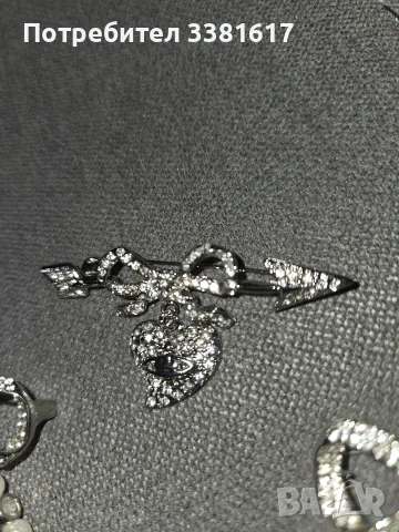 Комплект брошки Vivienne Westwood , снимка 2 - Колиета, медальони, синджири - 56319297