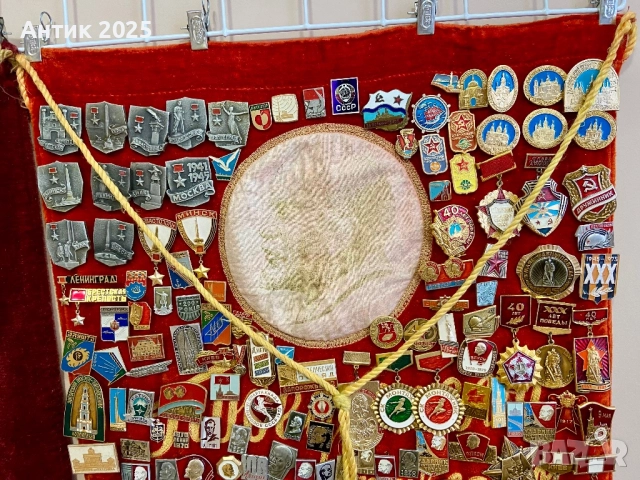 Колекция от съветски значки върху кадифено знаме – голям винтидж комплект, 200+ значки, СССР, снимка 3 - Антикварни и старинни предмети - 52669205
