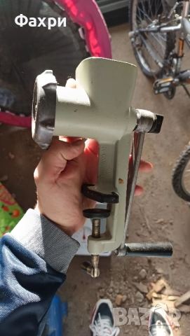 Ръчна месомелачка / мелачка за домати