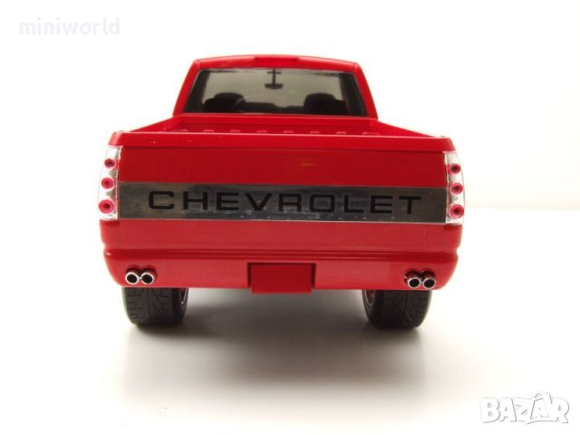 Chevrolet 3500 Crew Cab Silverado Pick Up 1997 - мащаб 1:18 Greenlight моделът е нов в кутия, снимка 5 - Колекции - 40190119