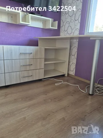 Продава се бюро с 6 чекмеджета и рафтове