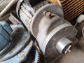 мотор редуктори   3.7 кW  300 оборота подходящ за цепачка с винт за дърва, снимка 1