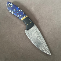 Ловен нож от Дамаска стомана дръжка смола и месинг кожена кания, снимка 2 - Ножове - 44745235