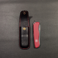 Кожен калъф за сгъваем нож Victorinox, ръчна изработка , снимка 1 - Ножове - 44822823