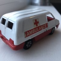 Метална количка Corgi AMBULANCE R511 в мащаб 1:55, снимка 4 - Колекции - 39835816