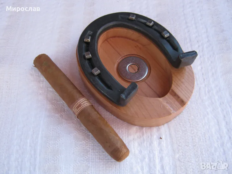 Дървен пепелник с истинска подкова и клинци., снимка 1