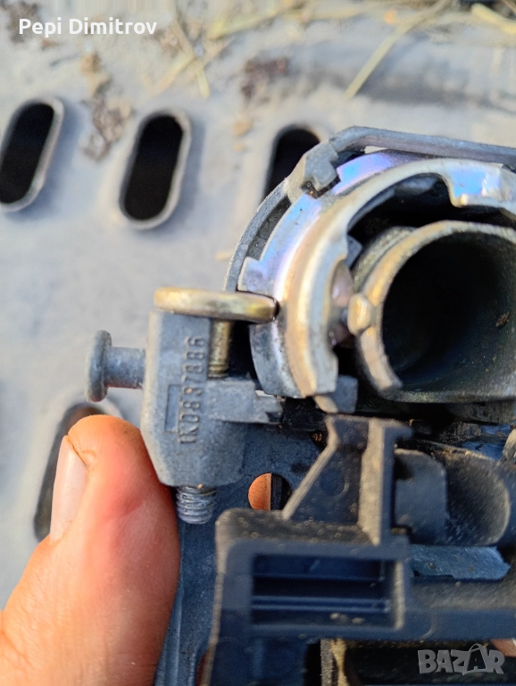 предна дясна дръжка  VW Golf Mk5 / Plus / Jetta 1K0837886, снимка 1