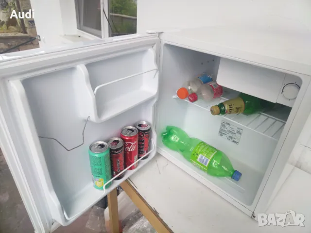 Хладилник тип мини бар AMICA Общ полезен обем 47 литра. Хладилна камера с обем 42. Фризер 4л, снимка 2 - Хладилници - 50296306