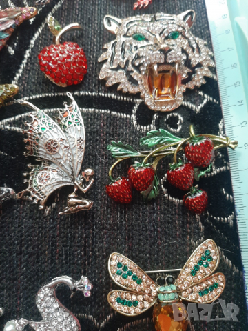 Стилни дамски брошки,нови, снимка 10 - Колиета, медальони, синджири - 36207163