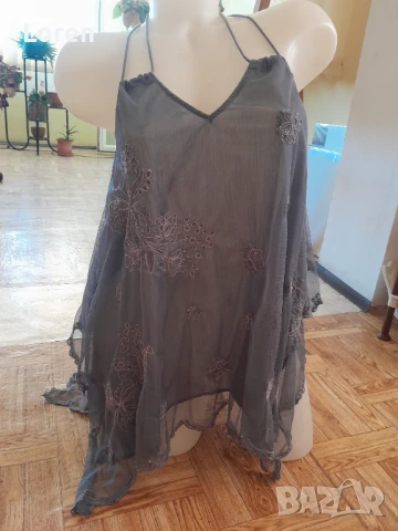 🌸💄Next💄🌸Сив ефирен асиметричен много интересен потник с дантела и тюл на цветя