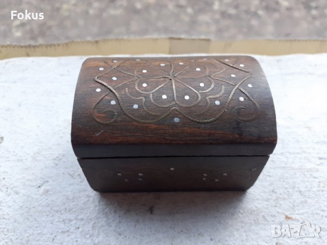 Стара дървена кутийка с бронзови набивки и седеф, снимка 1 - Антикварни и старинни предмети - 38999931