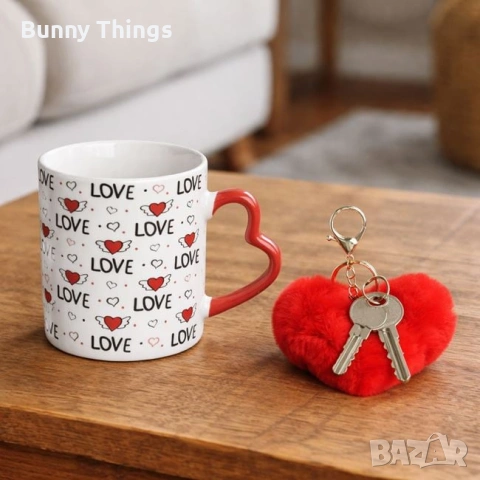 Керамична бяла чаша с дръжка сърце и пухкав ключодържател червено сърце – 350 мл/ Свети Валентин, снимка 2 - Чаши - 53410350