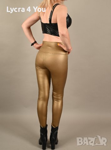 S златист дълъг клин с мек колан на талията