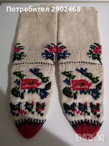 Плетени вълнени чорапи за народна носия. 