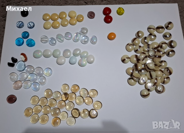 Цветни стъклени камъчета и топчета
