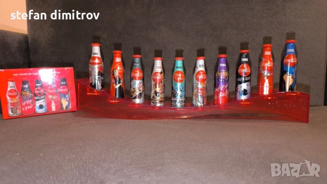 Coca Cola 100 години комплект бутилки, 10 мини алуминиеви бутилки с поставка, снимка 10 - Колекции - 51381111