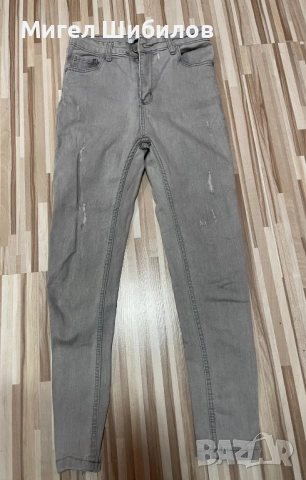 Продавам дамски светло сиви дънки 