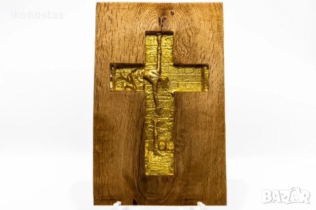 Релефен дървен кръст в смола от дъб с позлатен инкрустиран кръст