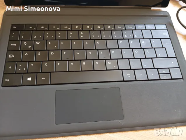Surface Pro 3 таблет става като лаптоп има магнитна оригинална клавиатура и оригинално зарядно , снимка 2 - Лаптопи за работа - 55723209
