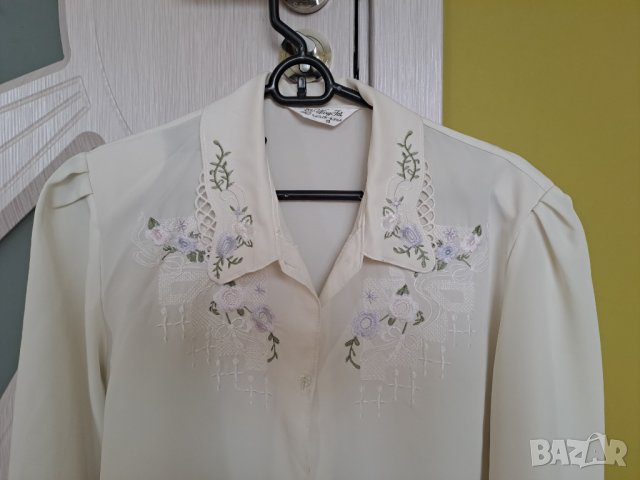 Дамска бяла риза с цветна бродерия