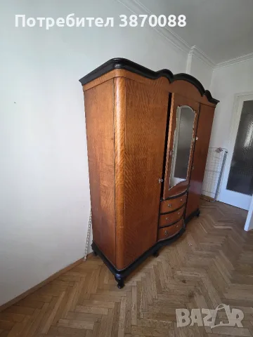 Дървен гардероб