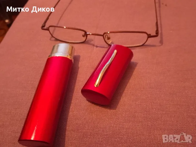 Очила с пластмасов калъф с щипка за джоб два броя +1.5 двете очи и +2.5 двете и др. в твърд к.+2.55
