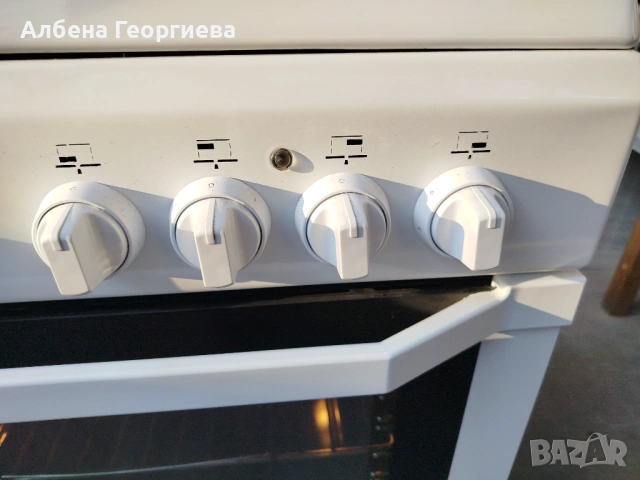 Готварска печка Indesit стъклокерамичен плот, снимка 9 - Печки, фурни - 53793840