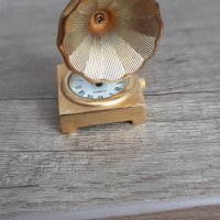 Миниатюрен кварцов часовник " LE TEMPS"-грамофон, снимка 3 - Антикварни и старинни предмети - 41922062