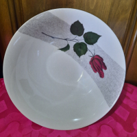 Голяма купа за салата с красива роза - от фин немски порцелан. Маркирана за произход - " Bavar