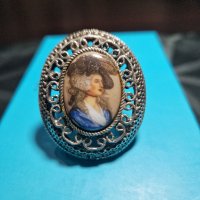 Много красива антикварна колекционерска френска порцеланова брошка , снимка 1 - Антикварни и старинни предмети - 42079854