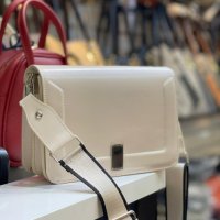 Модерна и стилна дамска чанта в нежни лачени цветове, снимка 8 - Чанти - 44328267
