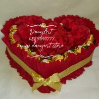 Сърце от червени рози и бонбони Ferrero Roche , снимка 2 - Изкуствени цветя - 39479514