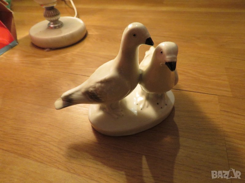 Прекрасен подарък за вашета порцеланова свадба - две влюбени красиви гълъбчета брак, снимка 1