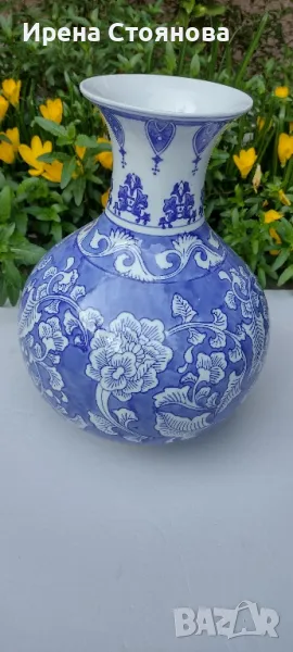 Голяма китайска ваза. Ръчно рисувани флорални елементи в бяло и синьо. , снимка 1