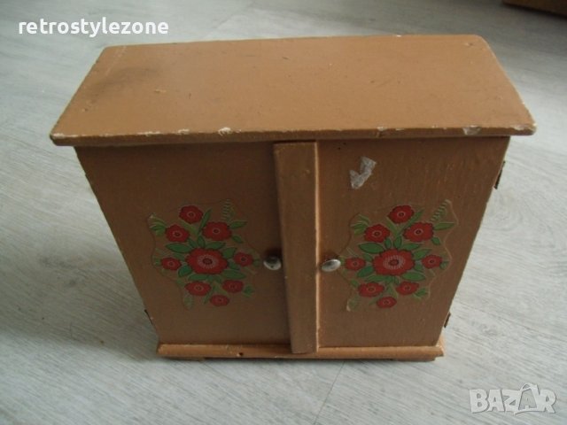 № 6646 стара детска играчка - дървено гардеробче   - размер 16,5 / 17 / 7 см 