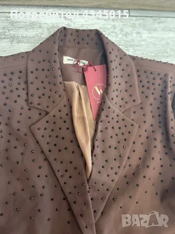 Дамско сако с камъни.