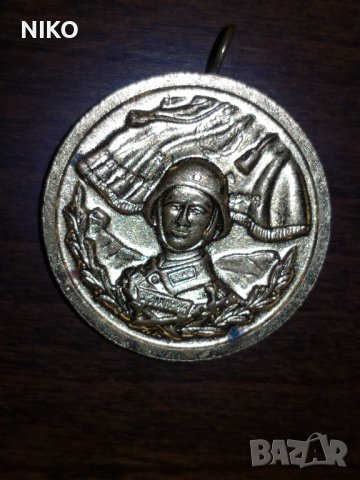 Продавам, Армейски медал за 10г. безупречна служба в М. О , снимка 2 - Антикварни и старинни предмети - 41606334