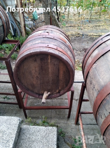 4 бъчви за вино: 100, 80, 60 и 90 литра с метални стойки и канелки.