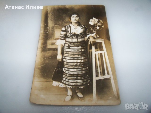 Стара снимка картичка на жена в носия, снимка 3 - Други ценни предмети - 41491516