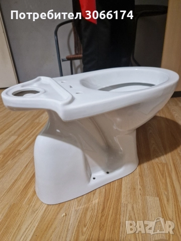 Чисто нова тоалетна чиния с казанче