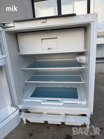 Малък хладилник Bosch за пълно вграждане 82 см , снимка 3 - Хладилници - 52629369