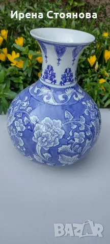 Голяма китайска ваза. Ръчно рисувани флорални елементи в бяло и синьо. 