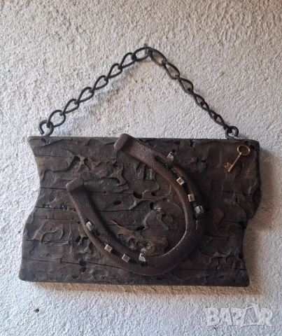 Закачалка за ключове от старо дърво и подкова – Авторска изработка