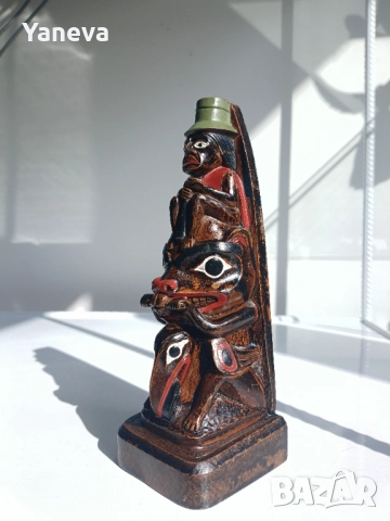 Статуетка от Перу с фигури на свръхестествени същества, хора и животни.