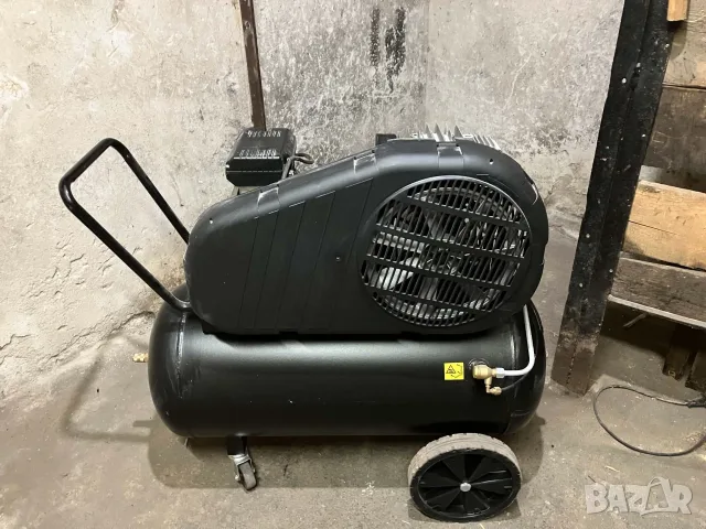 Електрически компресор с ремъчна предавка NUAIR 3 к.с., 100 л, 330 л/мин, 10 bar, снимка 2 - Компресори - 56081570
